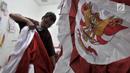 Penjahit merapikan bendera Merah Putih di Pasar Senen, Jakarta, Kamis (2/8). Salah seorang penjahit mengaku pesanan bendera Merah Putih meningkat hingga 50 persen dibandingkan bulan-bulan sebelumnya. (Merdeka.com/Iqbal Nugroho)