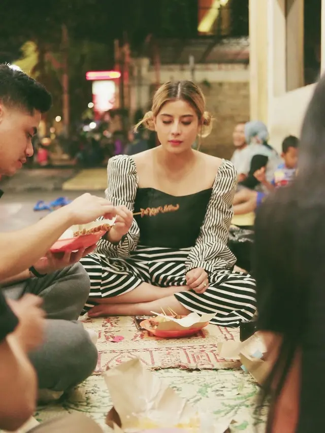 Gaya Liburan Awkarin di Jogja. (Sumber: Instagram/awkarin)