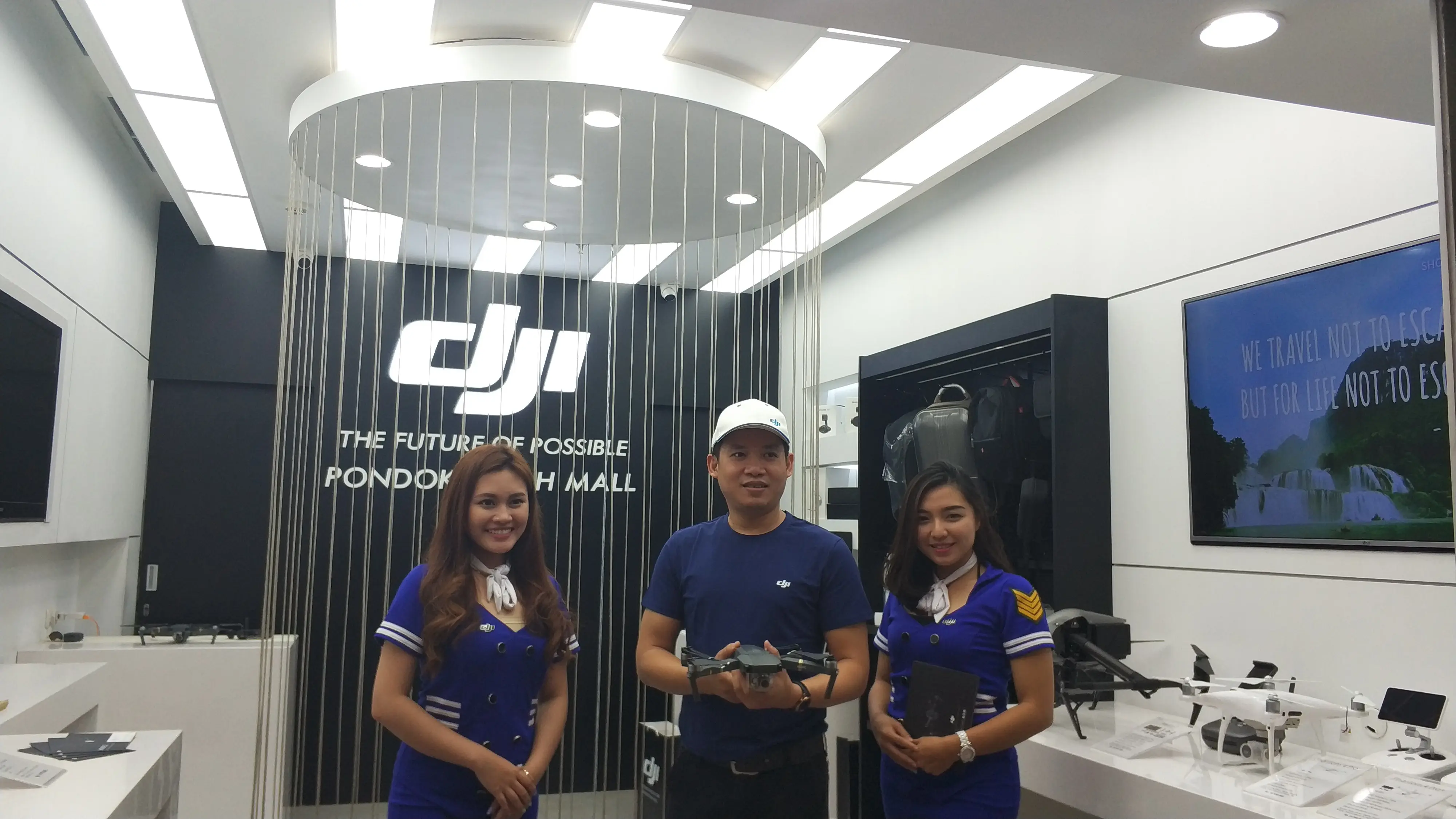 Suhardi, pemilik DJI Authorized Retail Store di Pondok Indah Mall 2, Jakarta, ditemui saat pembukaan tokonya pada Rabu (31/5/2017). (Liputan6.com/Agustin Setyo Wardani)