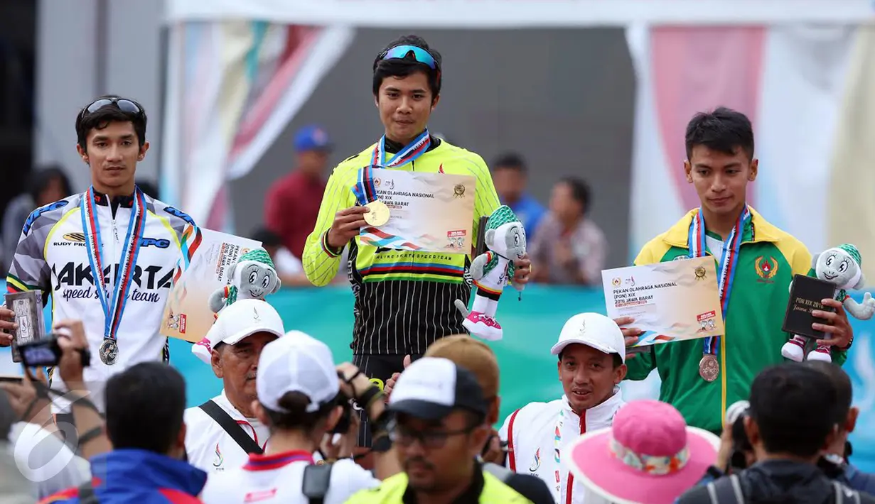 Pesepatu roda Jawa Barat, Radika (tengah) di podium kemenangan 500m Individual Time Trial Putra PON XIX Jabar di GOR Saparua, Bandung, Kamis (22/9). Radika meraih emas dengan catatan waktu 41,950 detik. (Liputan6.com/Helmi Fithriansyah)