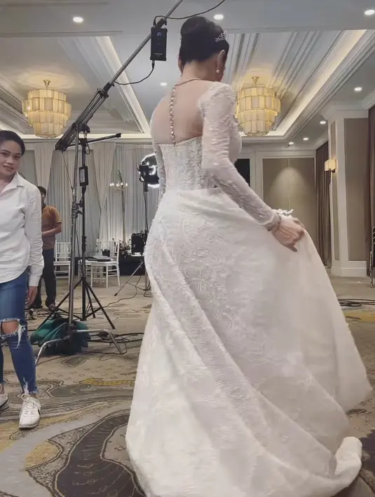 Gaun dengan merah square ini pun memiliki model backless dengan aksen sheer berkancing. Serta siluet korset yang dihiasi beads dan bordiran putih.  [@realangelkaramoy]