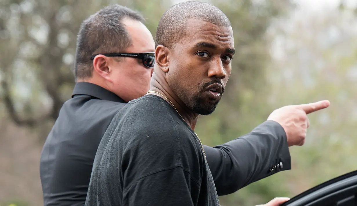 Kanye West yang belum lama mengalami gangguan mental dan harus menjalani perawatan secara intensif kini sudah berada di rumah. Seorang psikiater mengatakan sebenarnya Kanye belum diperbolehkan pulang. (AFP/Bintang.com)