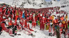 Lebih dari itu 2.000 orang mengenakan kostum Santa Claus berpose untuk foto di resor ski Verbier, Pegunungan Alpen Swiss (2/12). Resor ini menawarkan pengunjung untuk mengenakan kostum Santa Claus. (AFP Photo/Fabrice Coffrini)