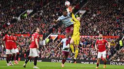 Kiper Manchester United, David de Gea, duel udara dengan pemain Aston Villa, Jhon Duran, pada laga Liga Inggris di Stadion Old Trafford (30/4/2023). (AFP/Oli Scarff)