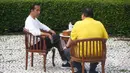 Dalam momen tersebut, Jokowi dan Airlangga terlihat duduk berdiskusi dalam sebuah jamuan teh pagi. (Instagram/golkar.indonesia)