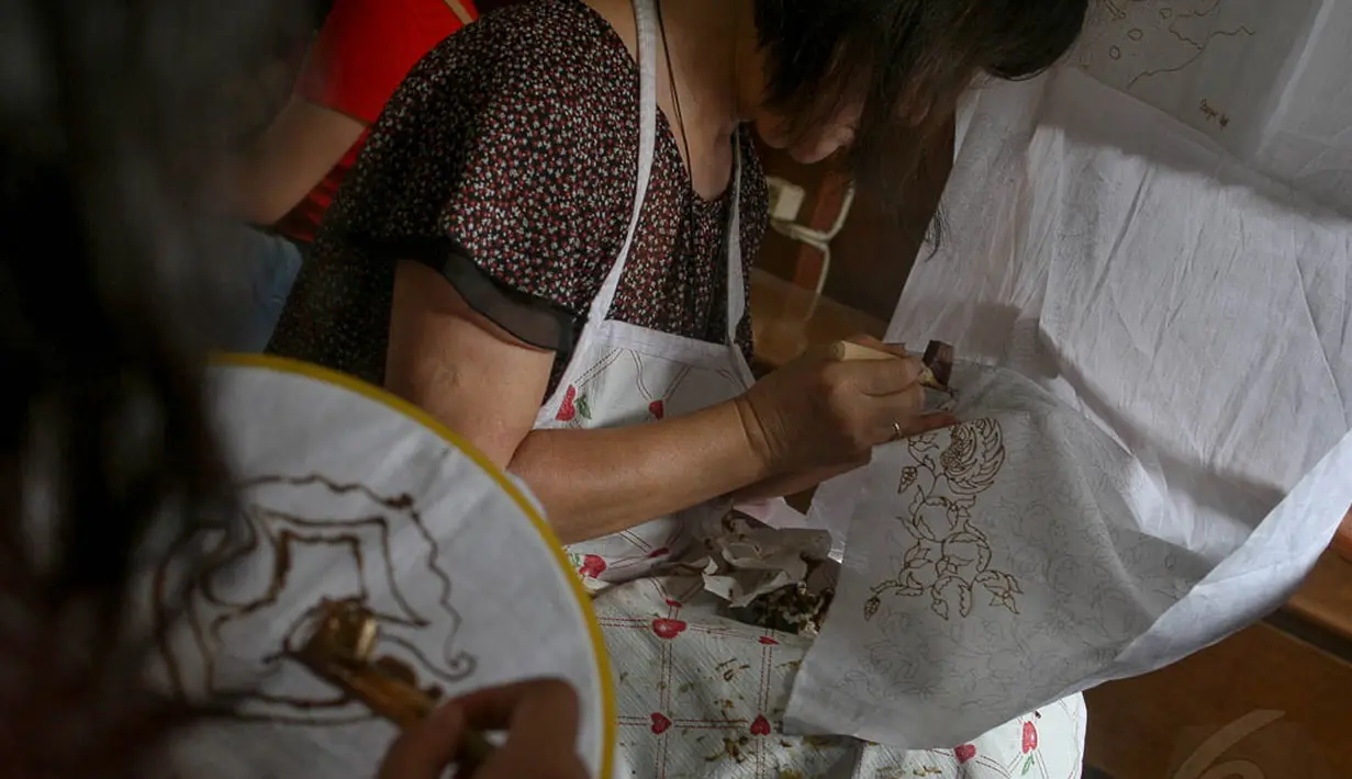 Para siswa membuat batik dengan teknik batik tulis menggunakan canting, Jakarta, (2/10/14). (Liputan6.com/Faizal Fanani) 