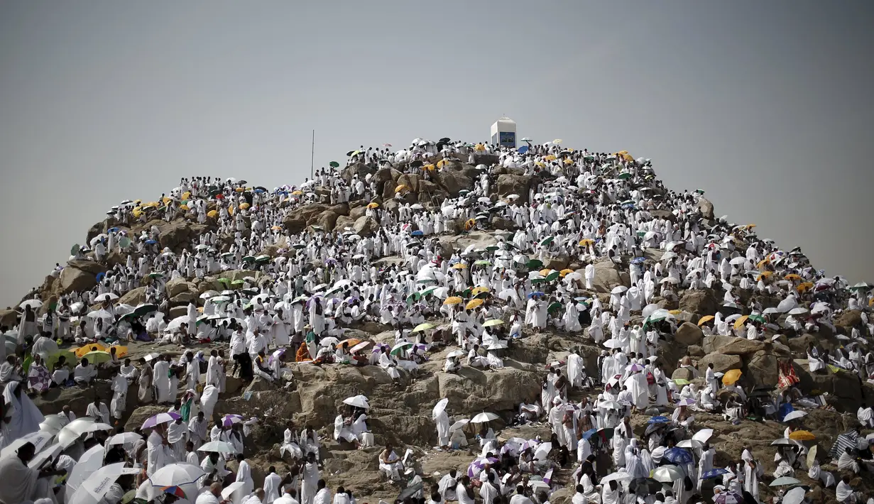 Ribuan jamaah haji berkumpul di Jabal Rahmah saat perayaan Idul Adha, Arab Saudi, Rabu (23/9/2015). Arab Saudi menetapkan tanggal 23 September 2015 sebagai Hari Raya Idul Adha. (REUTERS/Ahmad Masood)