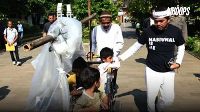 Lantaran tak ada biaya, seorang pria asal Lampung terpaksa mendorong gerobak beserta anak istri di dalamnya. Ia rencananya akan pulang kampung ke Surabaya