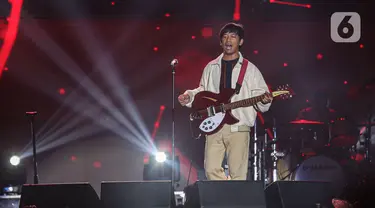 Grup band D'Masiv menghibur penonton Titik Kumpul Festival 2024 di Stadion Madya GBK, Jakarta Pusat, Sabtu (27/4/2024). (Liputan6.com/Angga Yuniar)