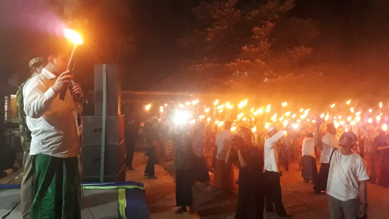 Santri di Cigaru Kecamatan Majenang Kabupaten Cilacap memperingati Nuzulul Quran dengan menyalakan 1.000 obor. (Foto: Liputan6.com/Muhamad Ridlo)