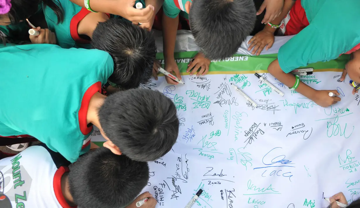 Antusias para siswa saat mengikuti ‘Gerakan Energi Merah Putih untuk Indonesia’, Jakarta, Kamis (28/5/2015). Gerakan ini bertujuan untuk memberi dukungan moril bagi atlet Indonesia yang berlaga di Sea Games 2015 Singapura. (Liputan6.com/Herman Zakharia)