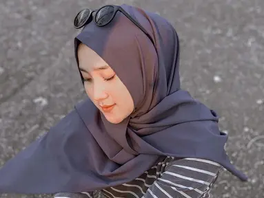 Pemilik nama lengkap Yeni Inka Novitasari sekarang sedang jadi penyanyi dangdut koplo yang naik daun. Lagu-lagu yang dibawakan Yeni selalu viral. Kepopulerannya ini membuat banyak mata tertuju ke gaya penampilan Yeni. Seperti saat Yeni dengan cantiknya pakai hijab ketika hangout. (Liputan6.com/IG/@yeniinka)