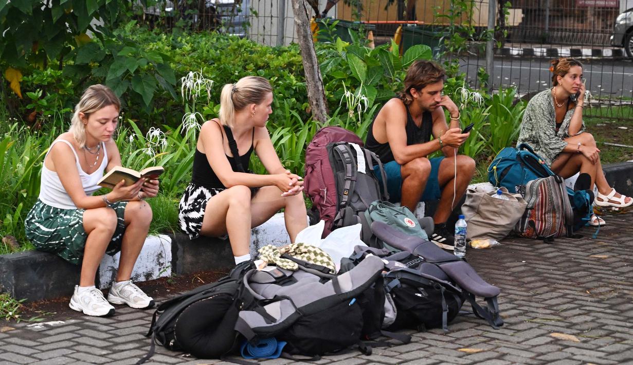 Wisatawan di Labuan Bajo, yang terdampak erupsi Gunung Lewotobi Laki-Laki, dapat keluar melalui angkutan transportasi udara dan laut. (SONNY TUMBELAKA/AFP)