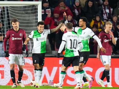 Pemain Liverpool, Luis Diaz (tengah) merayakan gol untuk timnya selama leg pertama babak 16 besar Liga Europa melawan Sparta Praha di Stadion Letna, Praha, Republik Ceko, Kamis, 7 Maret 2024. (AP Photo/Petr David Josek)