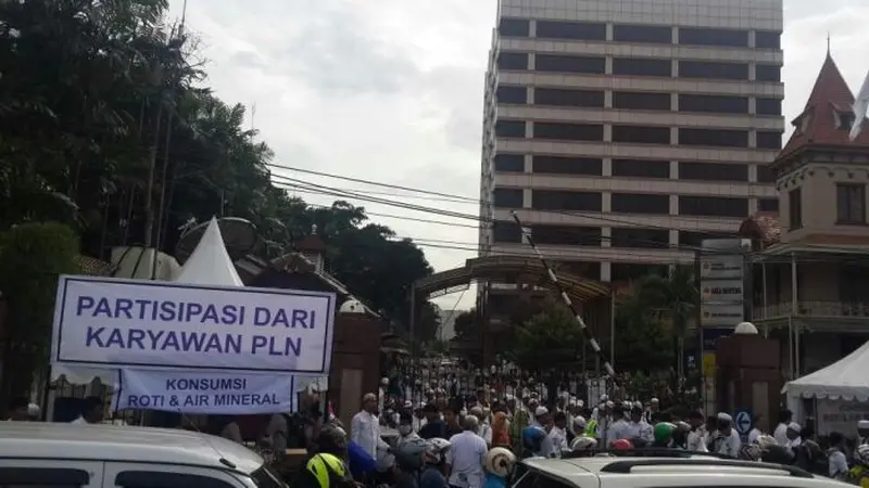 Karyawan PT PLN (Persero) menjalankan aksi solidaritas bagi peserta demo 2 Desember. 