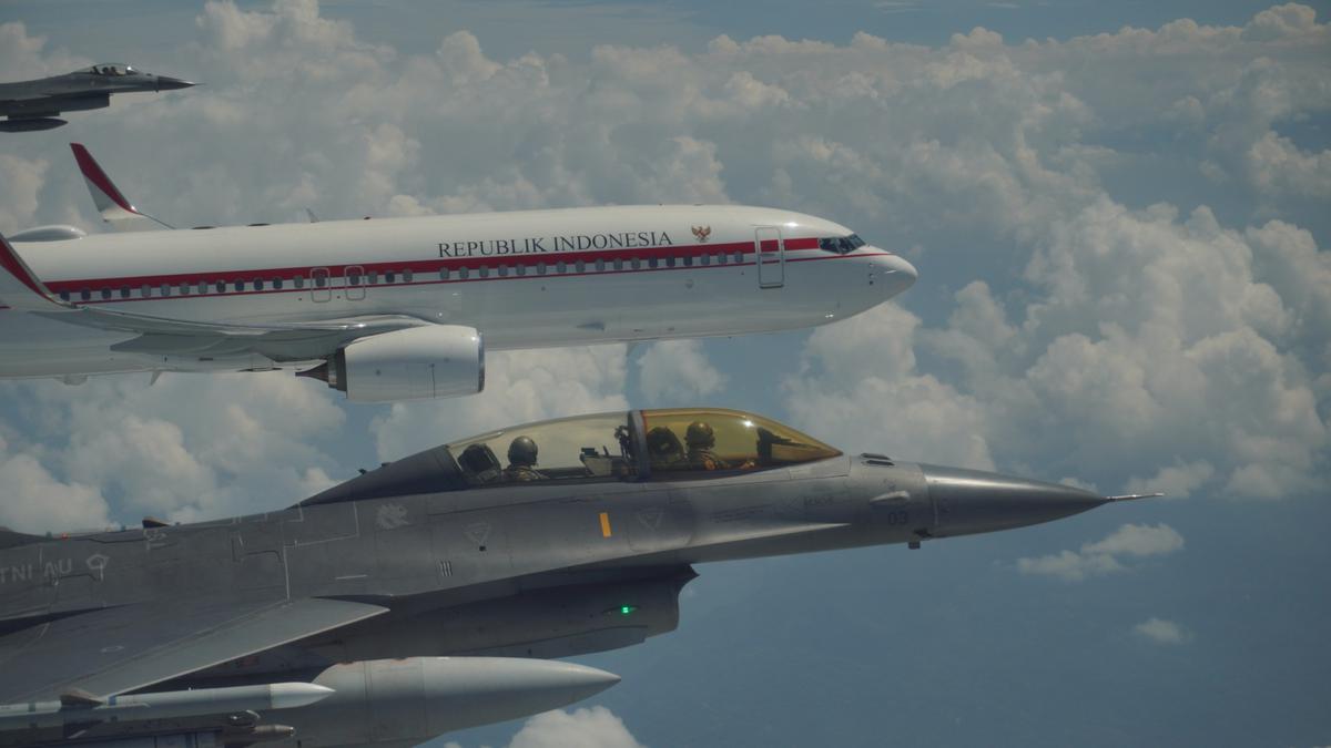 ✈️ Momen memukau — pesawat kepresidenan Prabowo dikawal jet tempur F-16 saat terbang menuju Magelang. Wibawa pemimpin bangsa yang dijaga penuh di udara.