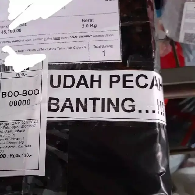 8 Potret Tulisan Tak Selesai di Spanduk Ini Bikin Mikir Keras