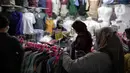 Warga memilih perlengkapan ibadah di Pasar Tanah Abang Blok A, Jakarta, Senin (4/4/2022). Penjualan busana muslim seperti mukena, kerudung, sajadah dan sarung mengalami peningkatan di bulan Ramadhan. (Liputan6.com/Faizal Fanani)