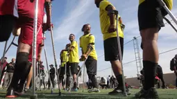 Diselenggarakan bersama oleh Asosiasi Deniz Feneri dan Asosiasi Sepak Bola Penyandang Disabilitas Palestina di Deir al-Balah, Jalur Gaza Tengah, turnamen ini bertujuan untuk mendorong partisipasi atletik dan solidaritas di antara para penyandang disabilitas di wilayah tersebut. Tampak dalam foto, para penyandang disabilitas amputasi Palestina bersiap untuk berpartisipasi dalam pertandingan sepak bola sebagai bagian dari ‘Hope Tournament’ atau Turnamen Harapan yang diselenggarakan oleh Asosiasi Deniz Feneri dan Asosiasi Sepak Bola Penyandang Disabilitas Palestina di Deir al-Balah, Jalur Gaza Tengah, pada 17 November 2025. (Bashar Taleb/AFP)