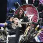 Dave Grohl tampil dengan kaki digips dalam konser ulang tahun Foo Fighters ke-20 di Washington DC, Amerika Serikat. (AP Entertainment)