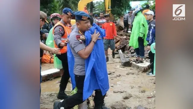 Seorang bocah ditemukan berada di dalam mobil yang tertimpa reruntuhan akibat tsunami Banten.