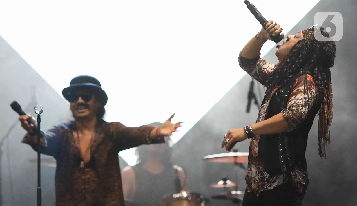 Penampilan Band Rock Seurieus x Candil di atas panggung Everblast Festival 2023 di Gambir Expo Kemayoran, Jakarta, Sabtu (4/3/2023). Kolaborasi ini tampil membawakan lagu - lagu andalan Seurieus seperti Minum Susu, Kapan Ku Punya Pacar, Kecuali Dia,  Bandung 19 Oktober, hingga lagi sejuta umat, Rocker Juga Manusia. (Liputan6.com/Herman Zakharia)