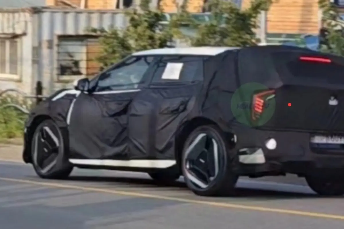 Kia EV4 Terlihat di Jalanan Korea