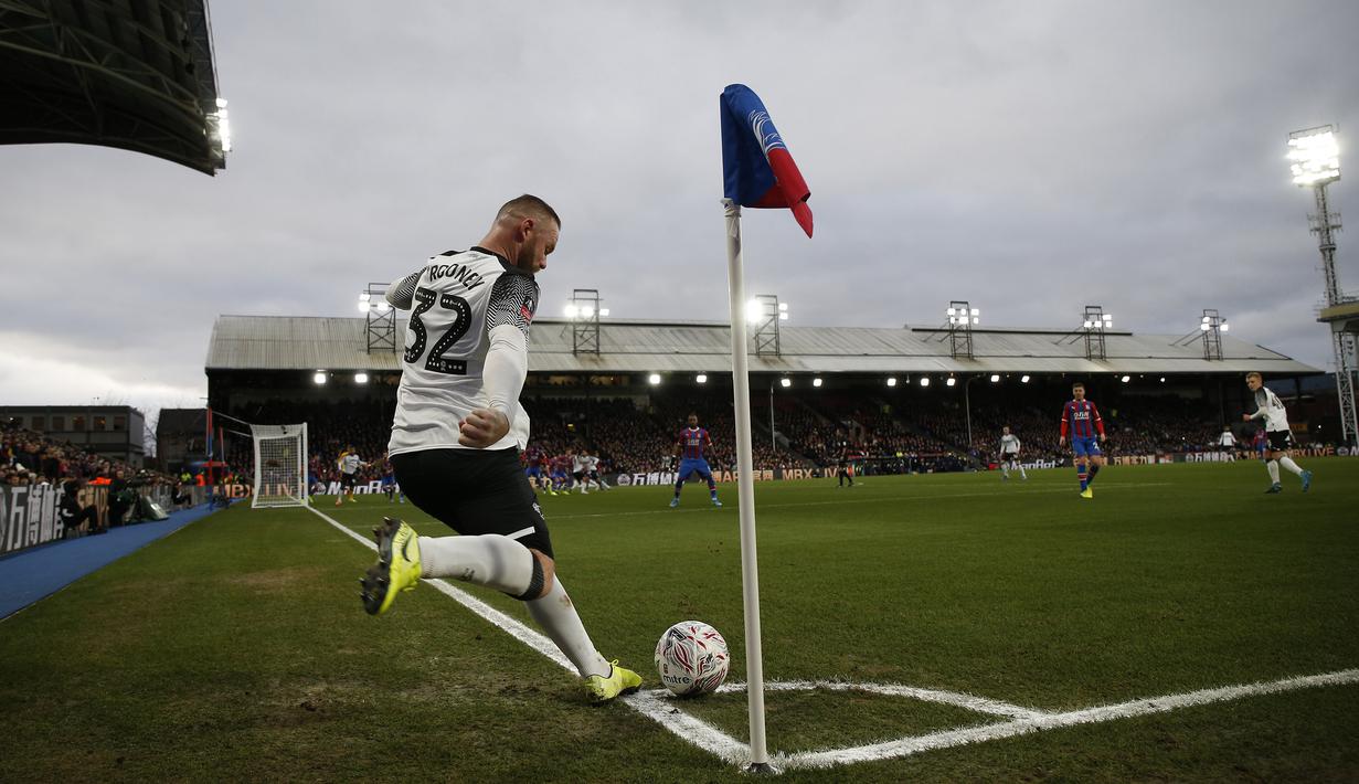 Gelandang Derby County, Wayne Rooney, bersiap menendang bola saat melawan Crystal Palace pada laga Piala FA di Stadion Selhurst Park, London, Minggu (5/1). Palace kalah 0-1 dari Derby. (AFP/Ian Kington)