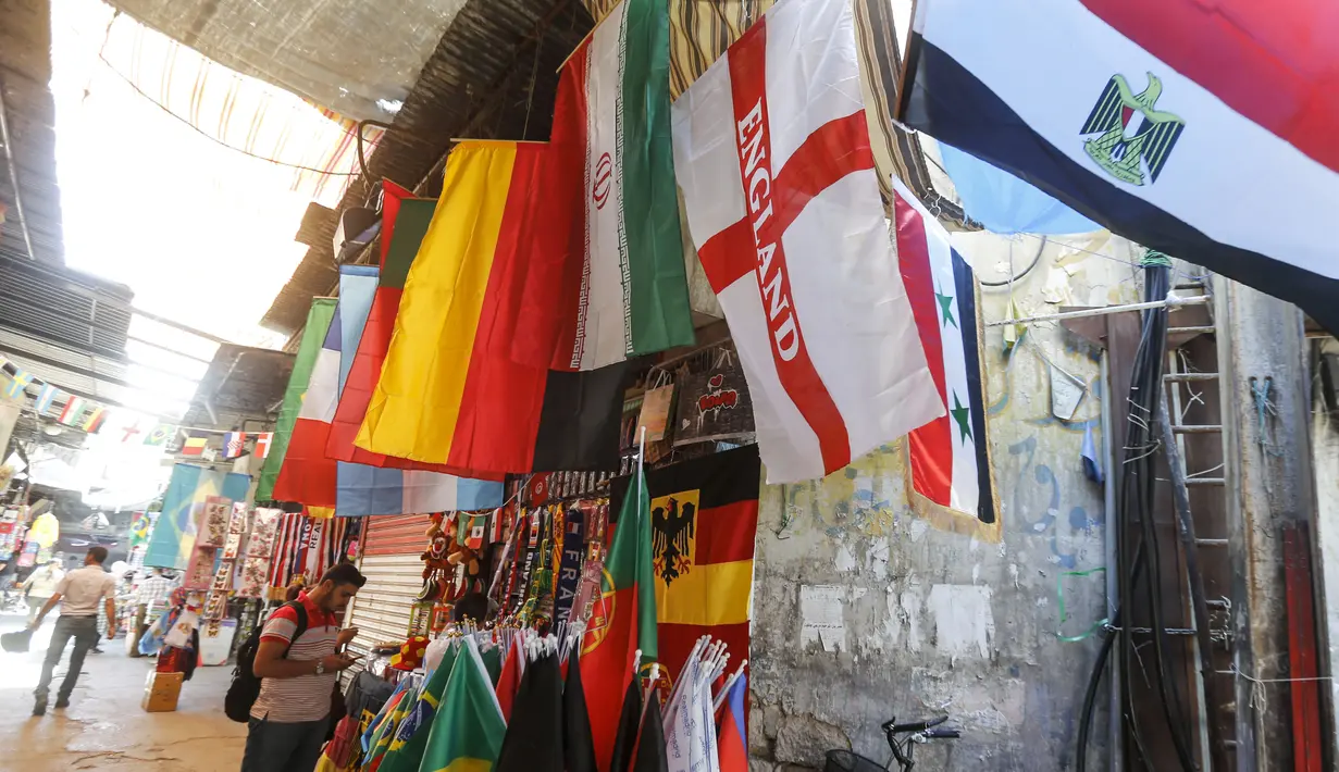 Bendera negara-negara yang berpartisipasi pada Piala Dunia FIFA 2018 di jual di pasar di kota tua Damasku, Suriah (6/6). Piala Dunia akan digelar pada 14 Juni 2018 di Rusia. (AFP Photo/Louai Beshara)