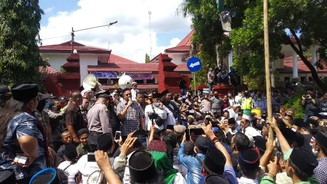 Saat Ratusan Santri Geruduk Kantor DPRD Cirebon