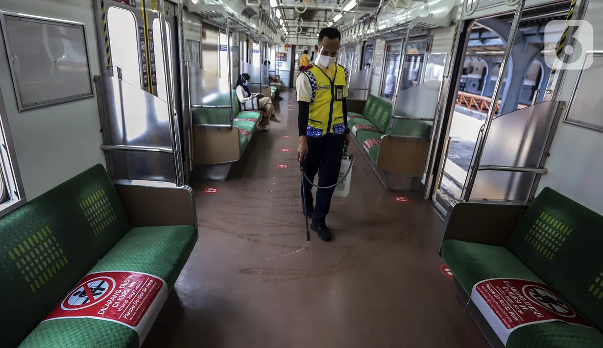 Petugas mendisinfeksi KRL Comuterline di Stasiun Jakarta Kota, Jakarta, Rabu (28/10/2020). Mengantisipasi lonjakan penumpang saat cuti bersama dan Sumpah Pemuda, PT KCI mengajak pengguna KRL bersatu dan bangkit melawan COVID-19 dengan menerapkan 3M. (Liputan6.com/Johan Tallo)