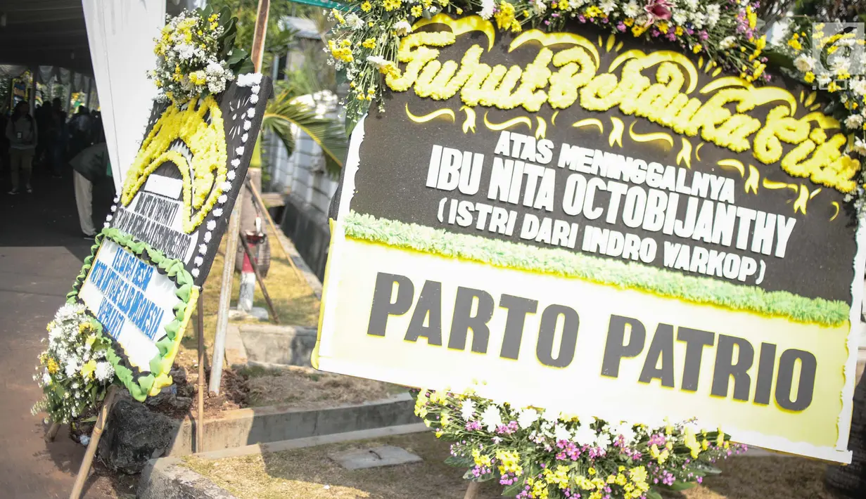 Karangan bunga dari komedian Parto Patrio atas meninggalnya istri Indro Warkop, Nita Octobijanthy terpajang di rumah duka kawasan Pulo Mas, Jakarta, Rabu (10/10). Istri Indro Warkop meninggal akibat kanker paru-paru stadium 4. (Liputan6.com/Faizal Fanani)