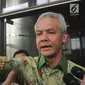 Gubernur Jawa Tengah Ganjar Pranowo memberi keterangan usai diperiksa KPK, Jakarta, Selasa (4/7). Ganjar Pranowo diperiksa sebagai saksi kasus korupsi pengadaan e-KTP dengan tersangka Andi Agustinus alias Andi Narogong. (Liputan6.com/Helmi Afandi)