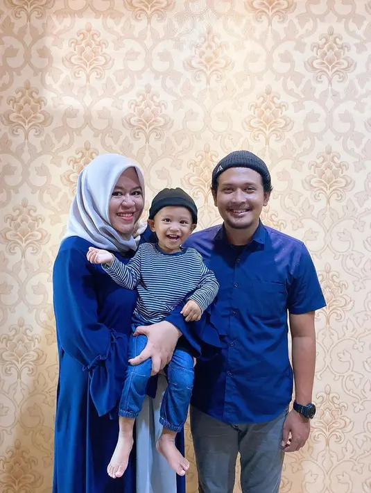 Saat ini dengan penampilannya yang makin keren, hal ini pun juga diikuti oleh anak laki-lakinya. Dalam sebuah foto keluarga, Dono Pradana dan anaknya pun kompak kenakan beanie hat. (Liputan/IG/@donopradana)