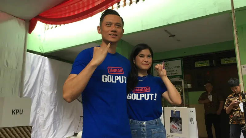 Kogasma Partai Demokrat Agus Harimurti Yudhoyono (AHY) dan istrinya mencoblos di TPS 013 Petogogan, Jakarta.