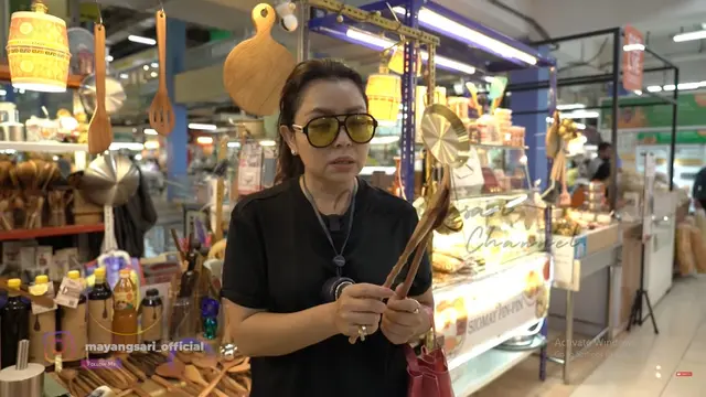 6 Potret Mayangsari Belanja di Pasar Tradisional, Habiskan Rp 10 Juta