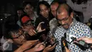 Awak media langsung menyerbu Nono Sampono saat keluar dari Gedung KPK, Jakarta, Senin (18/4). Nono diperiksa sebagai saksi untuk tersangka Sanusi terkait kasus dugaan suap pembahasan Raperda Reklamasi Teluk Jakarta. (Liputan6.com/Helmi Afandi)