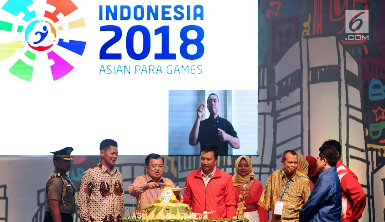 Wakil Presiden Jusuf Kalla (ketiga kiri) memotong tumpeng tanda dimulai Hitung Mundur Pelaksanaan Asian Para Games 2018 di JIExpo, Jakarta, Jumat (6/10). Asian Para Games 2018 akan berlangsung di Jakarta, 6-13 Oktober. (Liputan6.com/Helmi Fithriansyah)