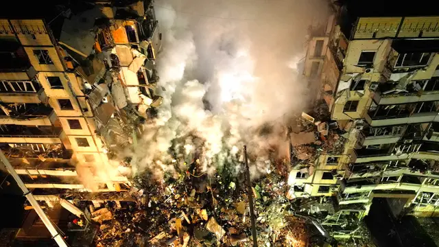 Serangan Rudal Rusia Hantam Gedung Apartemen di Dnipro, 12 Orang Tewas