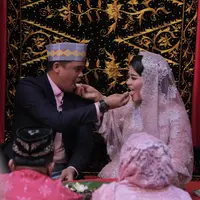 Kahiyang Ayu dan Bobby Nasution saling suap makanan dalam upacara adat pemberian marga. (Media Centre Medan Acara Adat Bobby - Kahiyang)