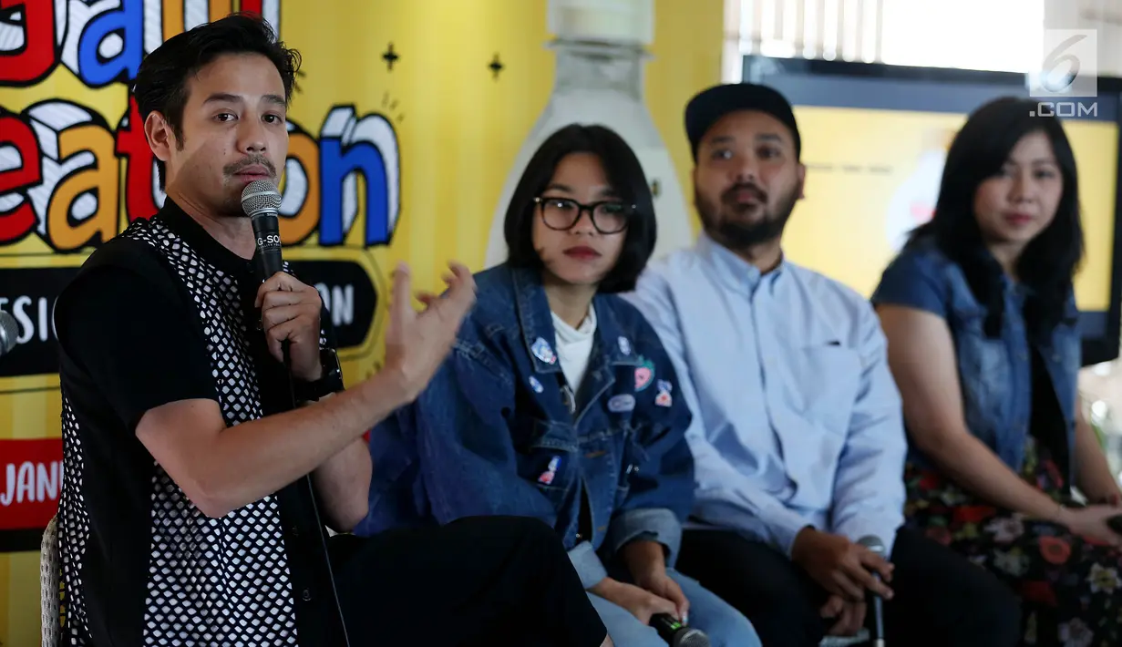 Aktor Tarra Budiman (kiri) memberikan keterangan pers di Jakarta, Selasa (9/1). Keterangan pers tersebut berkaitan dengan lomba desain label botol Good Day yang akan digelar. (Liputan6.com/JohanTallo)
