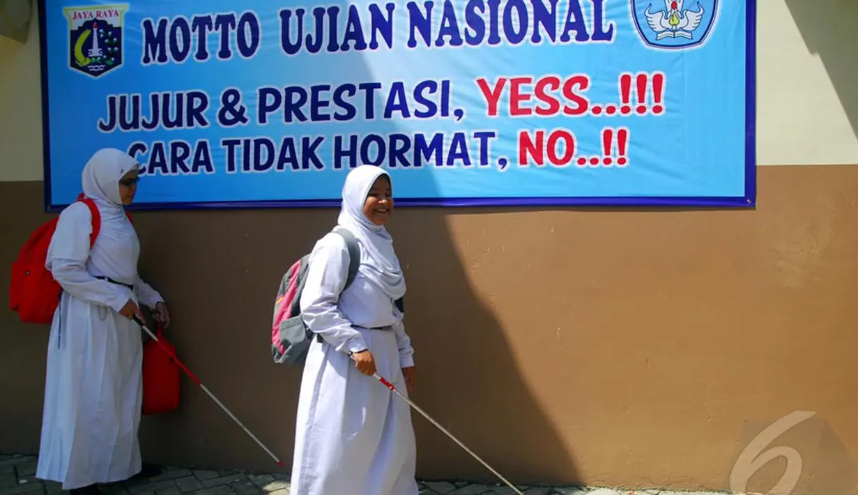 Kedua siswa terlihat ceria usai menjalani ujian nasional, SMPN 226 Pondok Labu, Jakarta Selatan, Senin (5/5/2014) (Liputan6.com/Miftahul Hayat). 