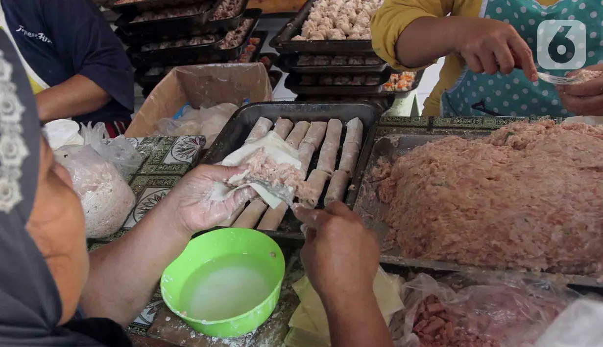 Pekerja membuat dim sum di UMKM rumahan Bunda Imoet Ciputat, Tangerang Selatan, Banten, Selasa (5/4/2022). Selama Ramadhan, kuliner siap saji berbagai rasa ini mengalami peningkatan pesanan dimana pada hari biasa 250 kg kini bisa mencapai 500 kg. (merdeka.com/Arie Basuki)
