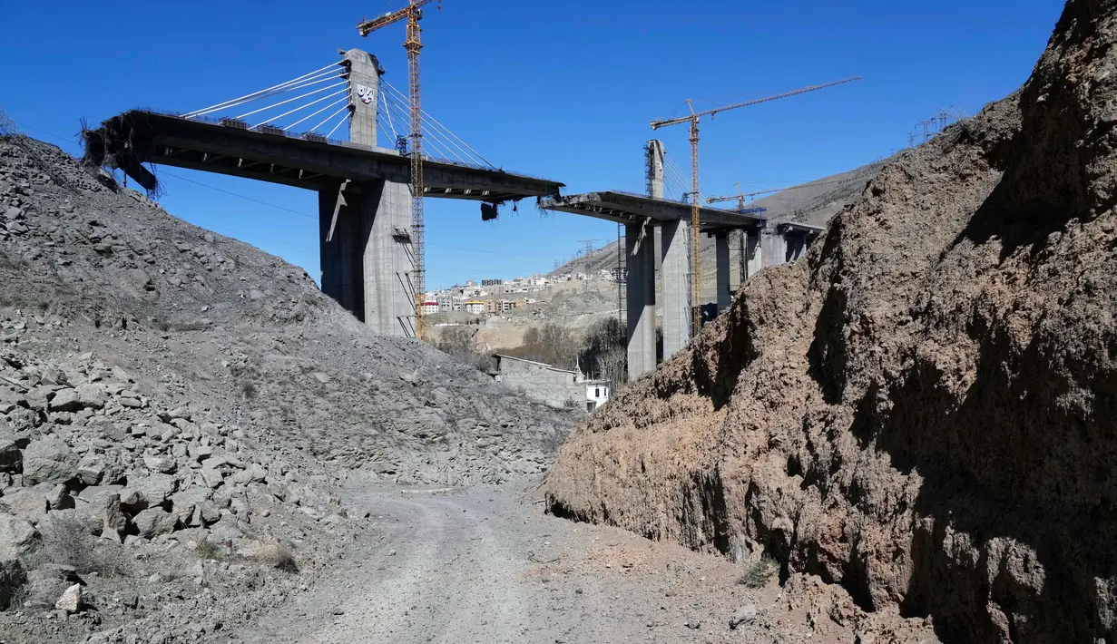 Jembatan ini menjadi yang tertinggi di Timur Tengah dengan pilar setinggi 136 meter dan panjang mencapai 1.050 meter. Tampak dalam foto, kondisi sebuah jembatan yang baru dibangun dan terkena serangan udara Amerika Serikat pada Kamis 2 April 2026 terlihat di Karaj, sebelah barat Teheran, Iran, Jumat, 3 April 2026. (AP Photo/Vahid Salemi)