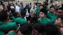 Ketua Umum PSSI, Edy Rahmayadi (baju coklat) bersama Timnas Indonesia U-16 usai latihan terakhir di Lapangan Atang Sutresna, Jakarta, Kamis (6/7). Timnas U-16 akan berlaga di Piala AFF U-15 Thailand. (Liputan6.com/Helmi Fithriansyah)