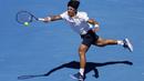 Aksi Chung Hyeon mengembalikan bola ke arah lawannya Tennys Sandgren pada perempat final Australia Terbuka 2018 di Melbourne, Australia, (24/1/2018). Chung menang 6-4, 7-6, 6-3. (AP/Dita Alangkara)
