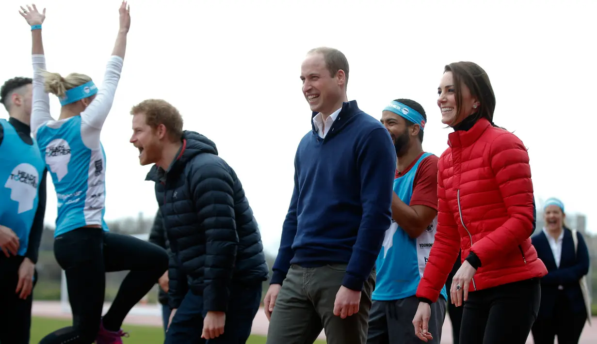 Pangeran William, Kate Middleton dan Pangeran Harry saat mengikuti perlombaan lari dalam acara amal Heads Together di Taman Queen Elizabeth II di London, Inggris (5/2). (AP Photo / Alastair Grant, Pool)