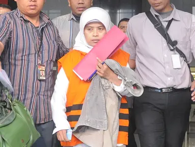 Anggota Komisi A DPRD Kebumen Dian Lestari menggunakan rompi tahanan usai pemeriksaan di Gedung KPK, Jakarta, Selasa (13/2). KPK resmi menahan Dian Lestari sebagai tersangka kasus dugaan suap. (Liputan6.com/Herman Zakharia)