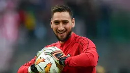 1. Gianluigi Donnarumma - Mengalami musim fantastis saat memulai debut bersama Rossoneri saat berusia 17 tahun. Hal tersebut membuatnya menjadi pasar terpanas posisi kiper musim lalu. (AFP/Miguel Medina)