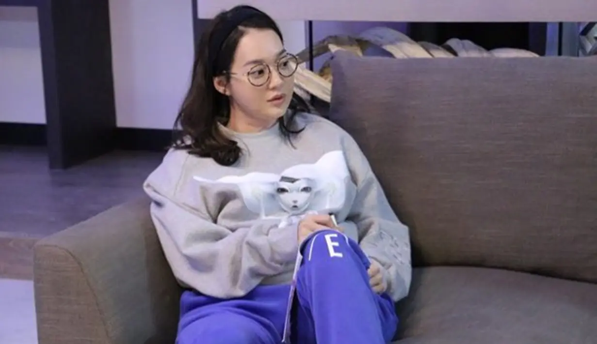 Menggunakan sweatshirt berwarna abu-abu dan dipadukan celana training berwarna biru, gaya kekasih dari Kim Woo Bin ini juga curi perhatian. Pasalnya, meski terlihat sederhana namun tetap terlihat memesona. (Liputan6.com/IG/@illusomina)
